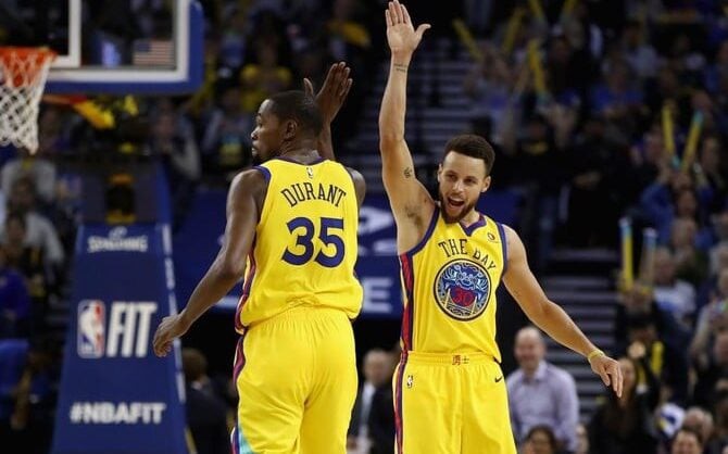 Kevin Durant e Stephen Curry em ação pelo Golden State Warriors