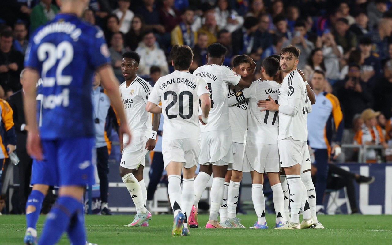 Jogadores do Real Madrid comemoram gol em La Liga (Foto: Thomas Coex/AFP)