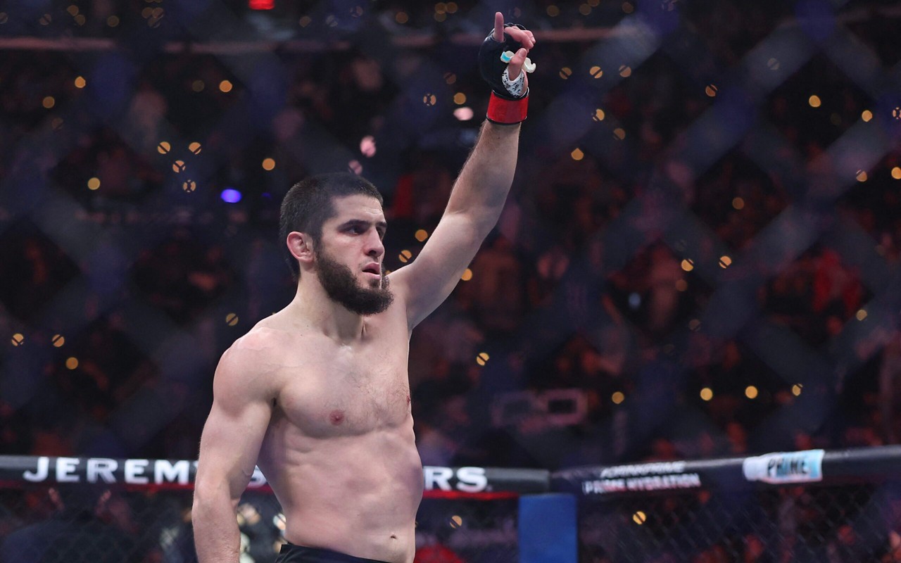 Islam Makhachev defendeu o cinturão do peso leve do UFC em janeiro (Foto: Harry How/AFP)