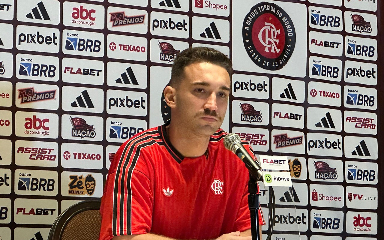 Léo Ortiz em entrevista coletiva antes de estreia do Flamengo no Mundial de Clubes (Foto: Lucas Bayer / Lance!)