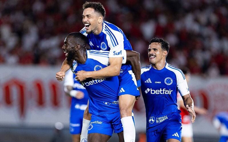 Eduardo e Bolasie são dois reservas do Cruzeiro que têm aproveitado as chances dadas por Leonardo Jardim (Foto: Heber Gomes/Cruzeiro)