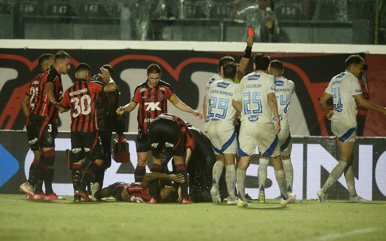 Jamerson precisou sair de campo de ambulância após entrada de Eduardo (Foto: Jhony Pinho/AGIF)
