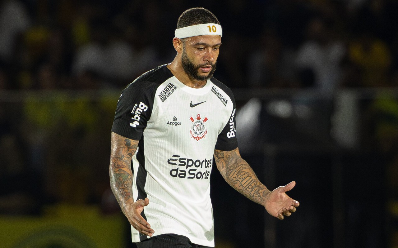 Jogador sofreu entorse com leve lesão ligamentar (Foto: Joisel Amaral/AGIF)