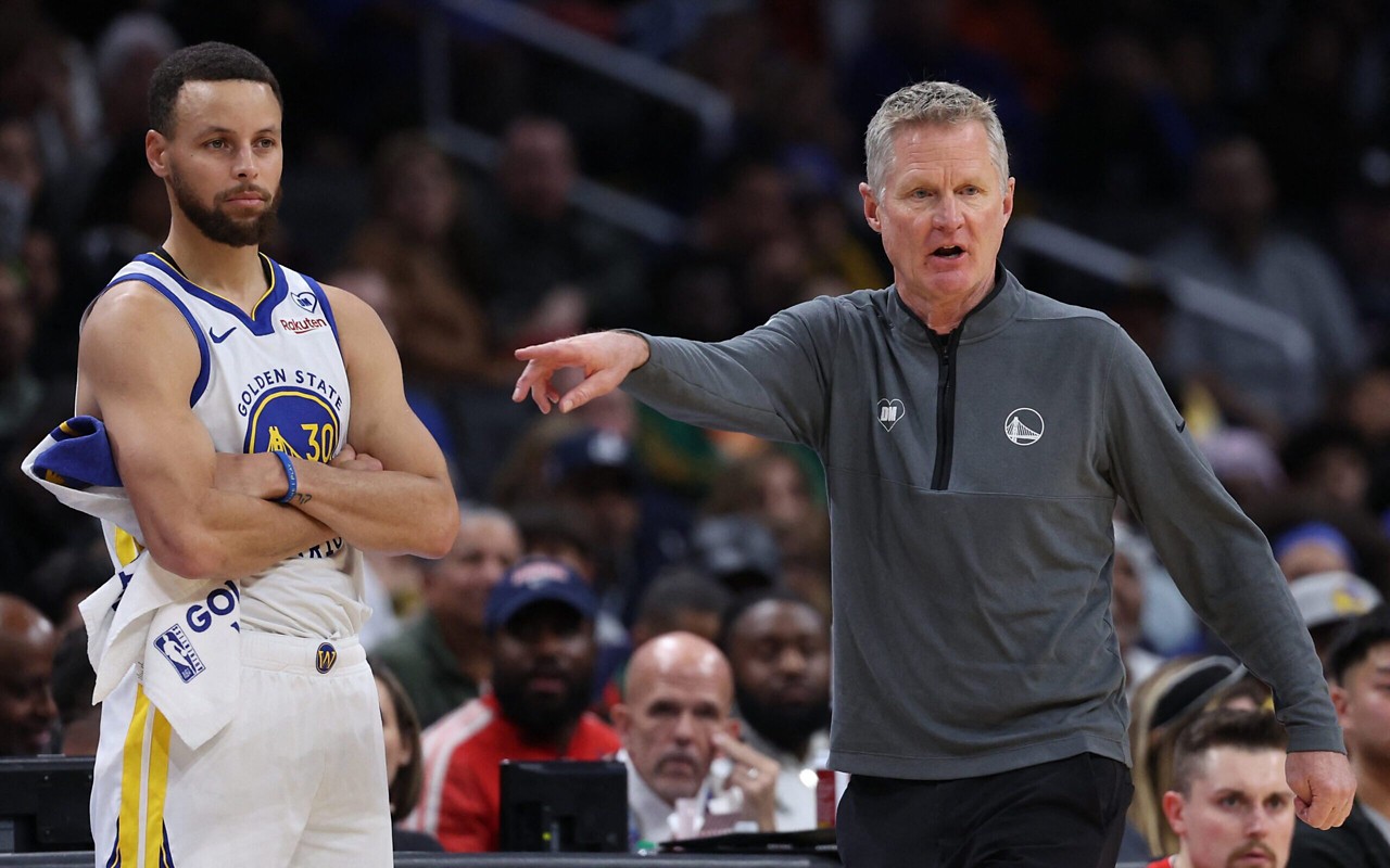 Steve Kerr e Stephen Curry em jogo do Golden State Warriors pela NBA (Foto: PATRICK SMITH / AFP)