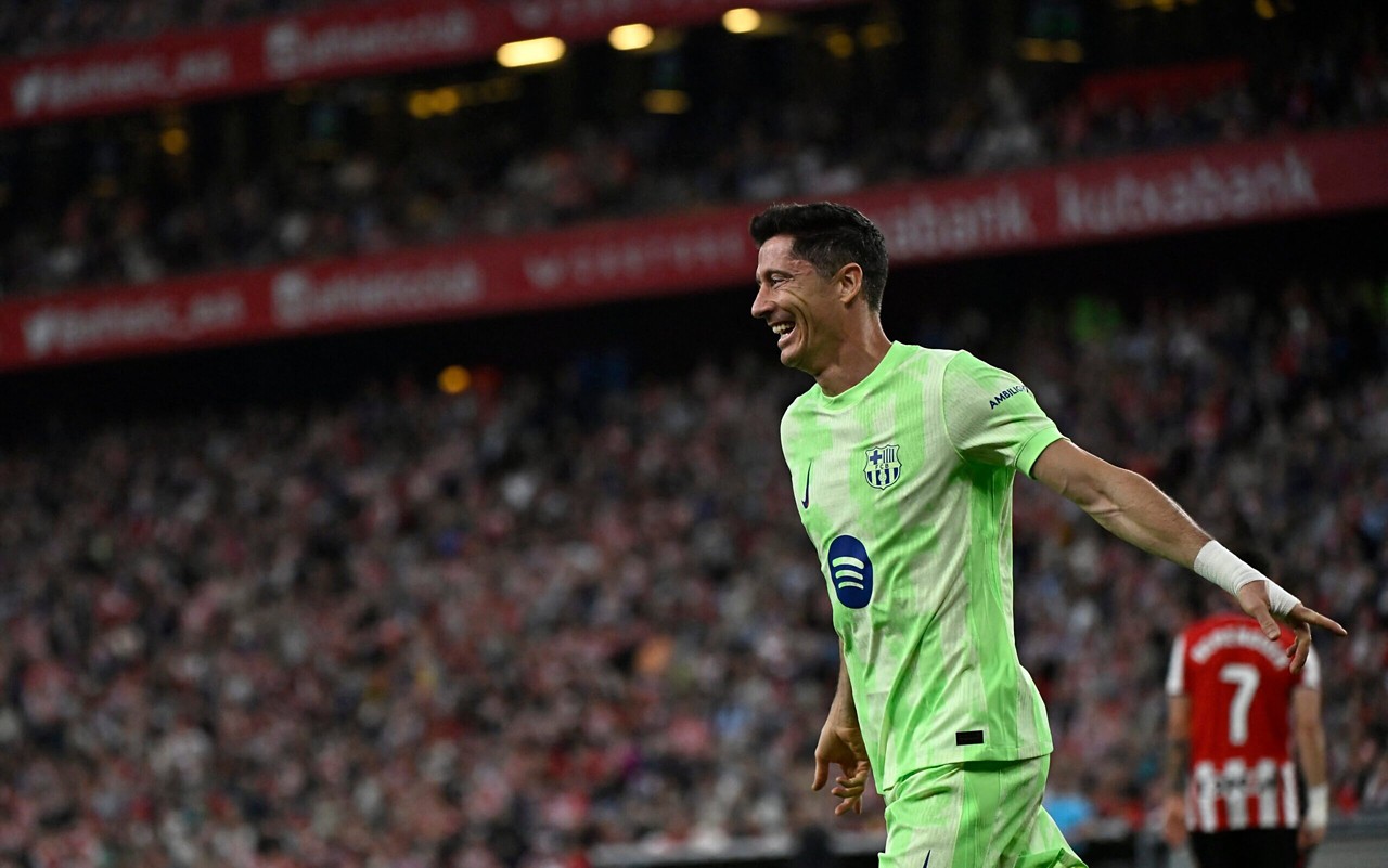 Robert Lewandowski comemora gol pelo Barcelona em La Liga (Foto: Ander Gillenea/AFP)