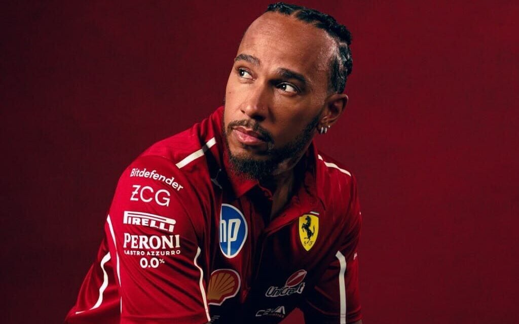 Lewis Hamilton realizou sessão de fotos para divulgar o novo uniforme Ferrari (Foto: Divulgação/Ferrari)
