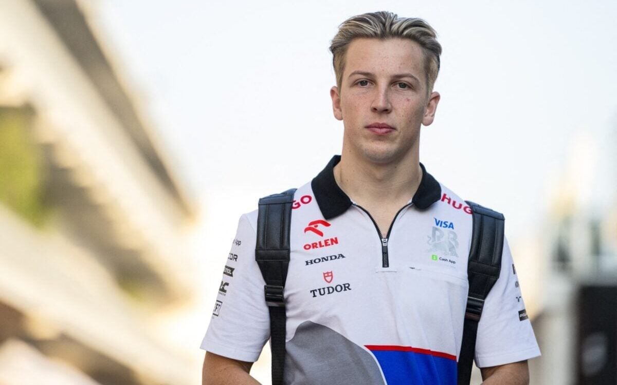 Liam Lawson, talento da Nova Zelândia, pronto para brilhar na Red Bull Racing em 2025. (AFP)
