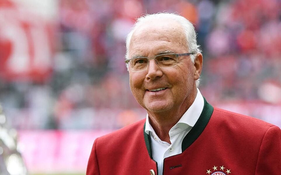 Franz Beckenbauer, o maior líbero da história, comandando o Bayern de Munique com classe e inteligência. (AFP)