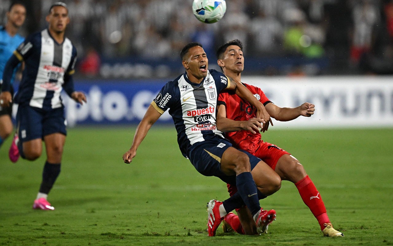 Renzo Garces e Gustavo Aguilar em Alianza Lima x Libertad. (foto: ERNESTO BENAVIDES / AFP)