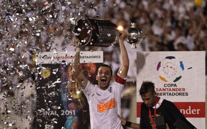 O Santos de Neymar celebra o título da Copa Libertadores 2011 no Estádio do Pacaembu. (Conmebol)