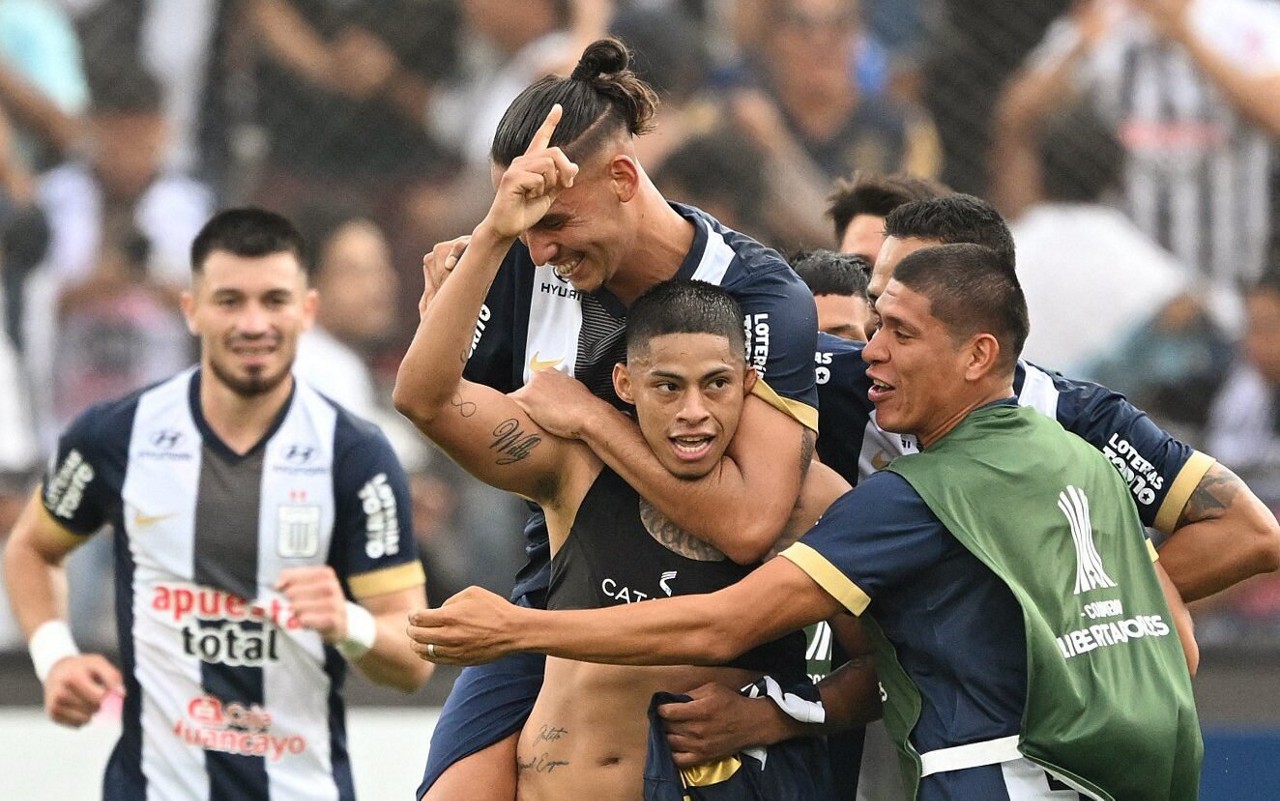 Jogadores do Alianza comemoram gol (Foto: ERNESTO BENAVIDES / AFP)