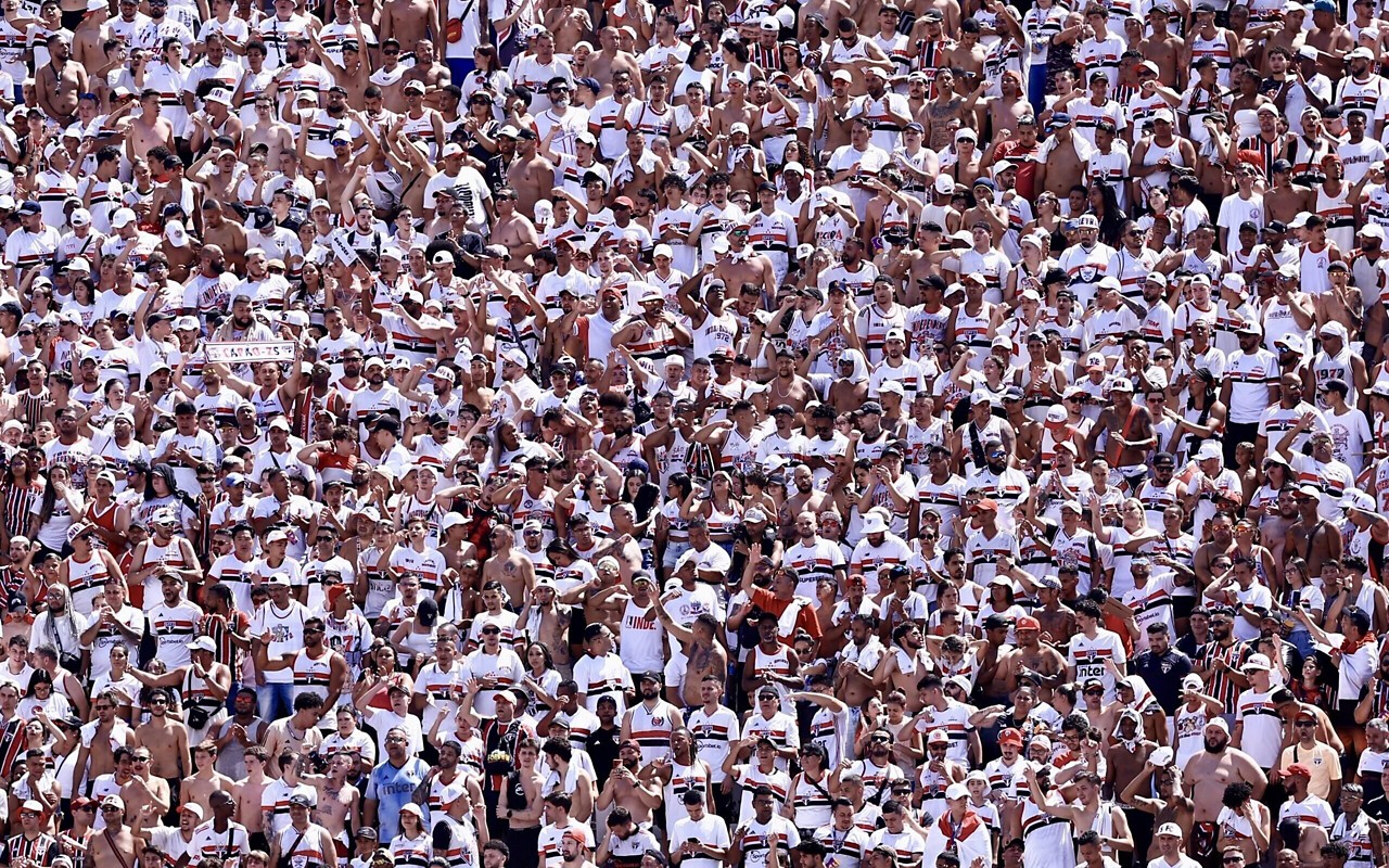 Torcida do São Paulo presente na final da Copinha contra o Corinthians (Foto: Marcello Zambrana/AGIF)