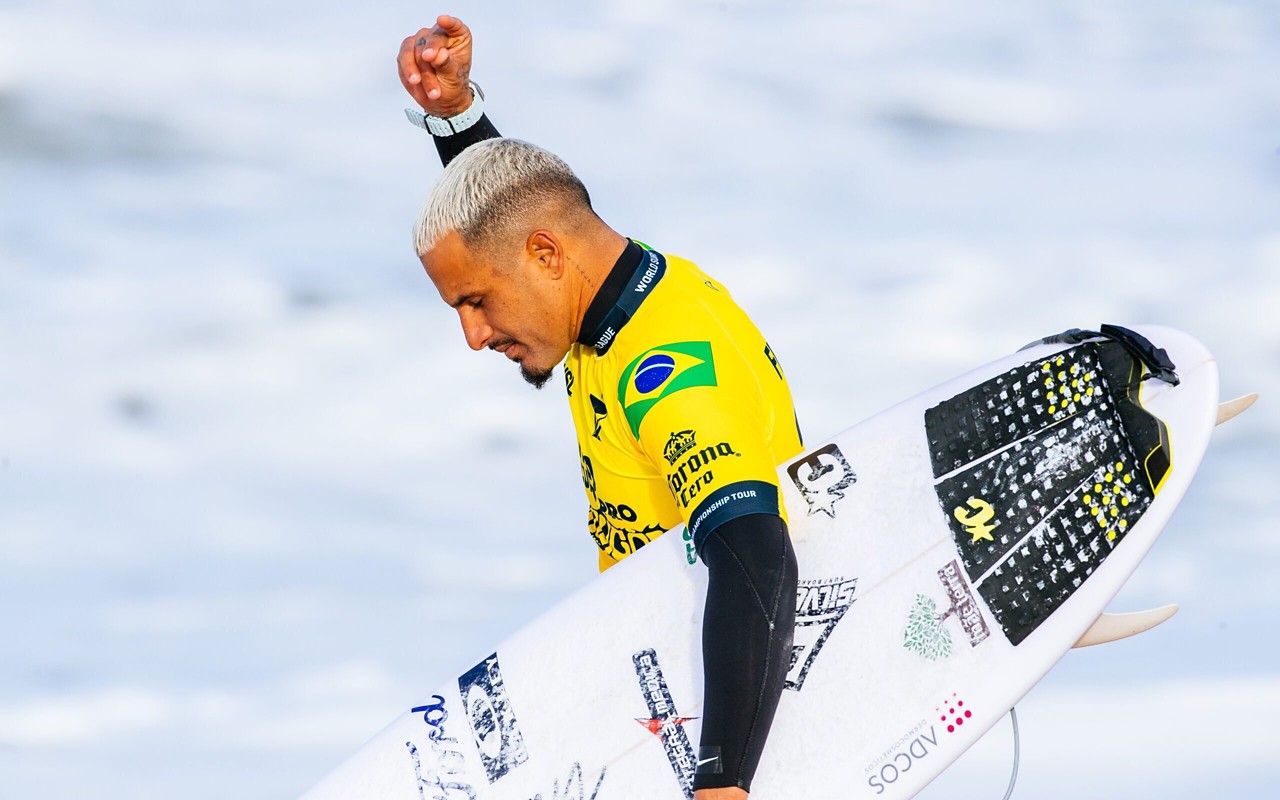 Ítalo Ferreira pode perder a lycra amarela (Foto: Laurent Masurel/World Surf League)