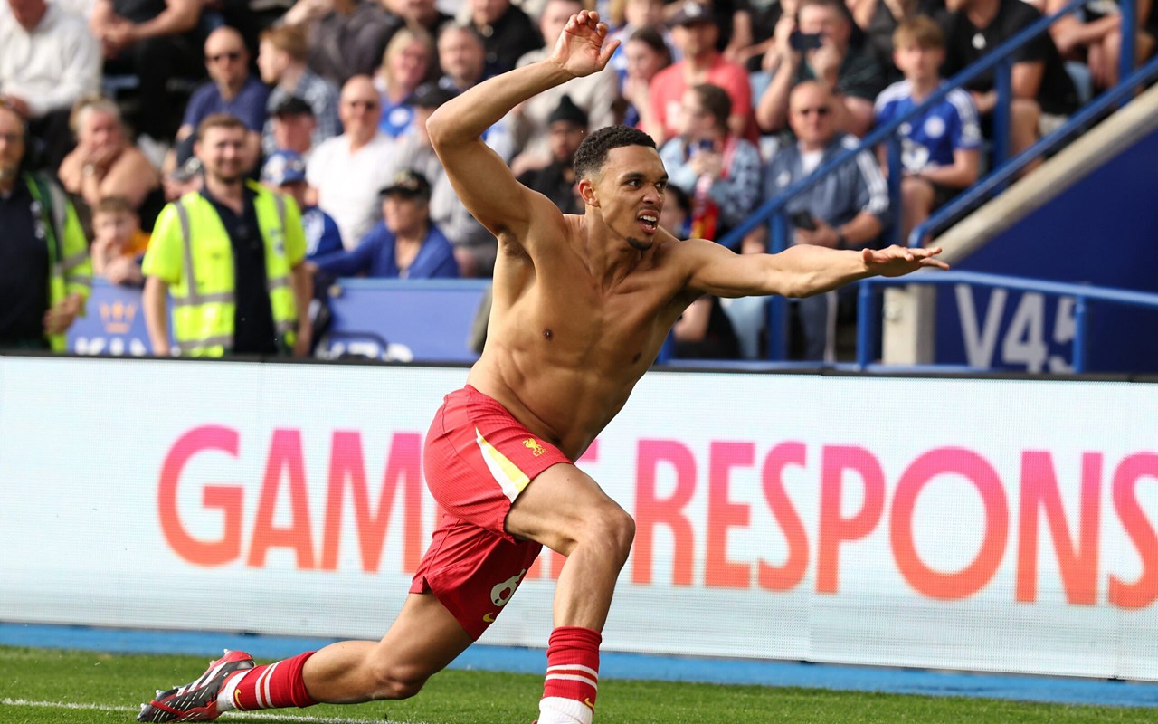 Arnold comemora gol Leicester x Liverpool (Foto: Darren Staples / AFP)