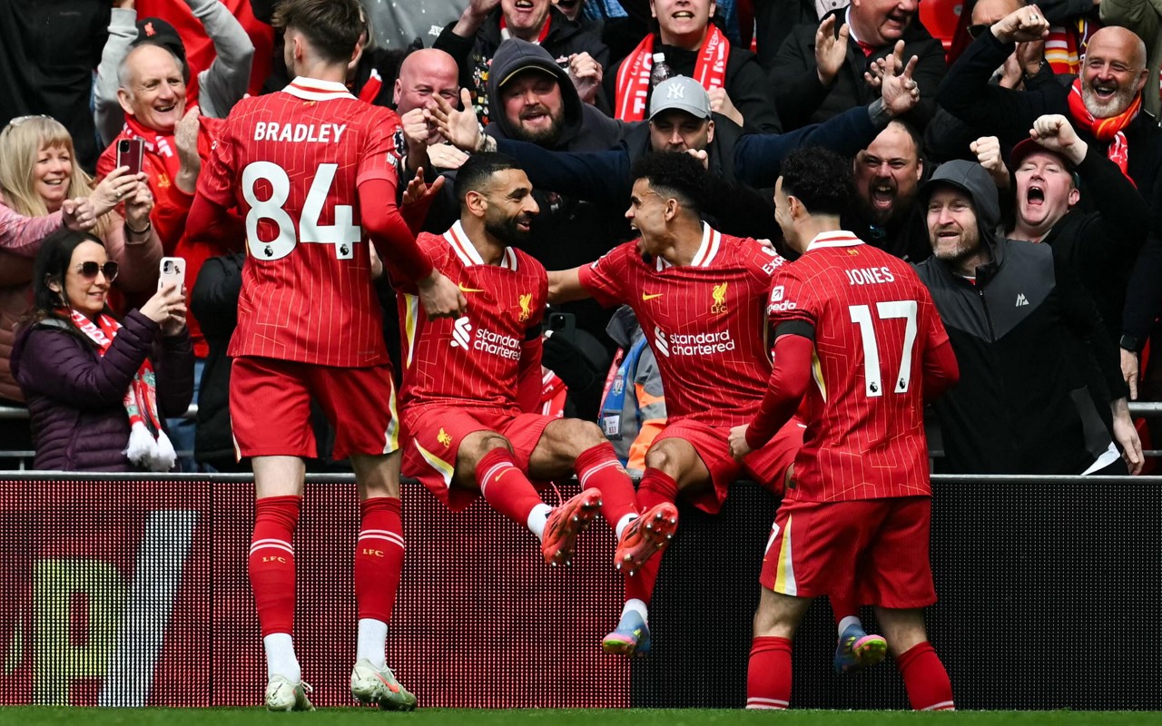 Salah e Luis Díaz comemoram gol pelo Liverpool (Foto: Paul Ellis/AFP)