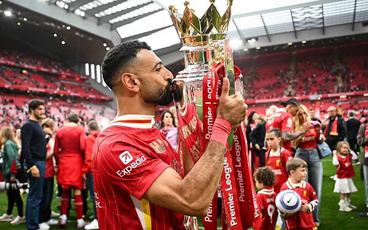 Mo Salah com troféu da Premier League (Foto: Paul ELLIS/AFP)