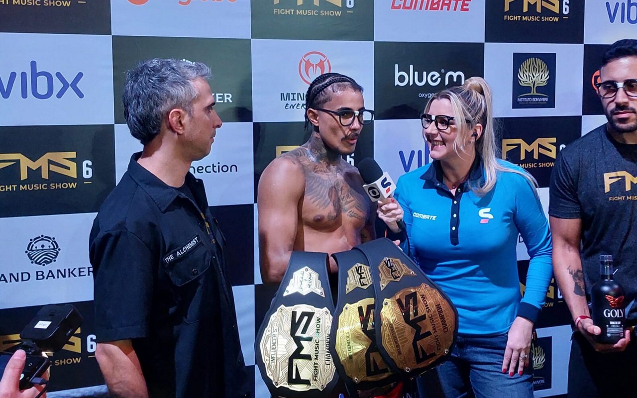 Livinho com os cinturões do Fight Music Show (Foto: Reprodução/Lance!)