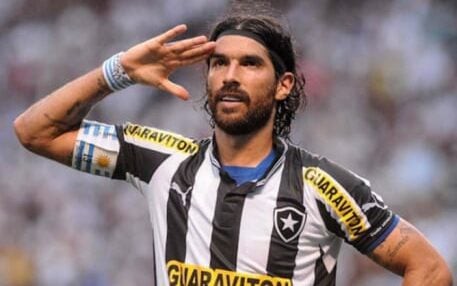 Loco Abreu com a camisa do Botafogo (Foto: Lance)