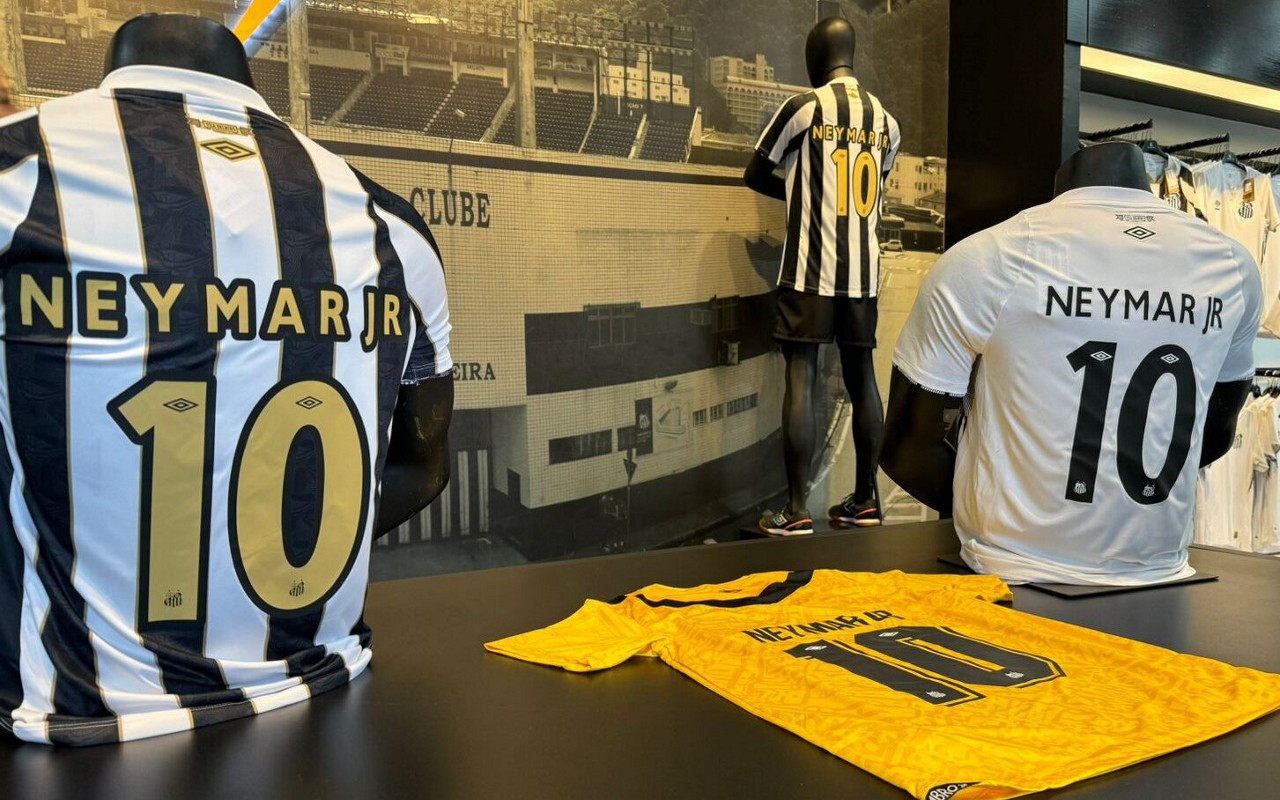 Camisas personalizadas com nome de Neymar na Santos Store (Foto: Vinícius Harfush/Lance!)