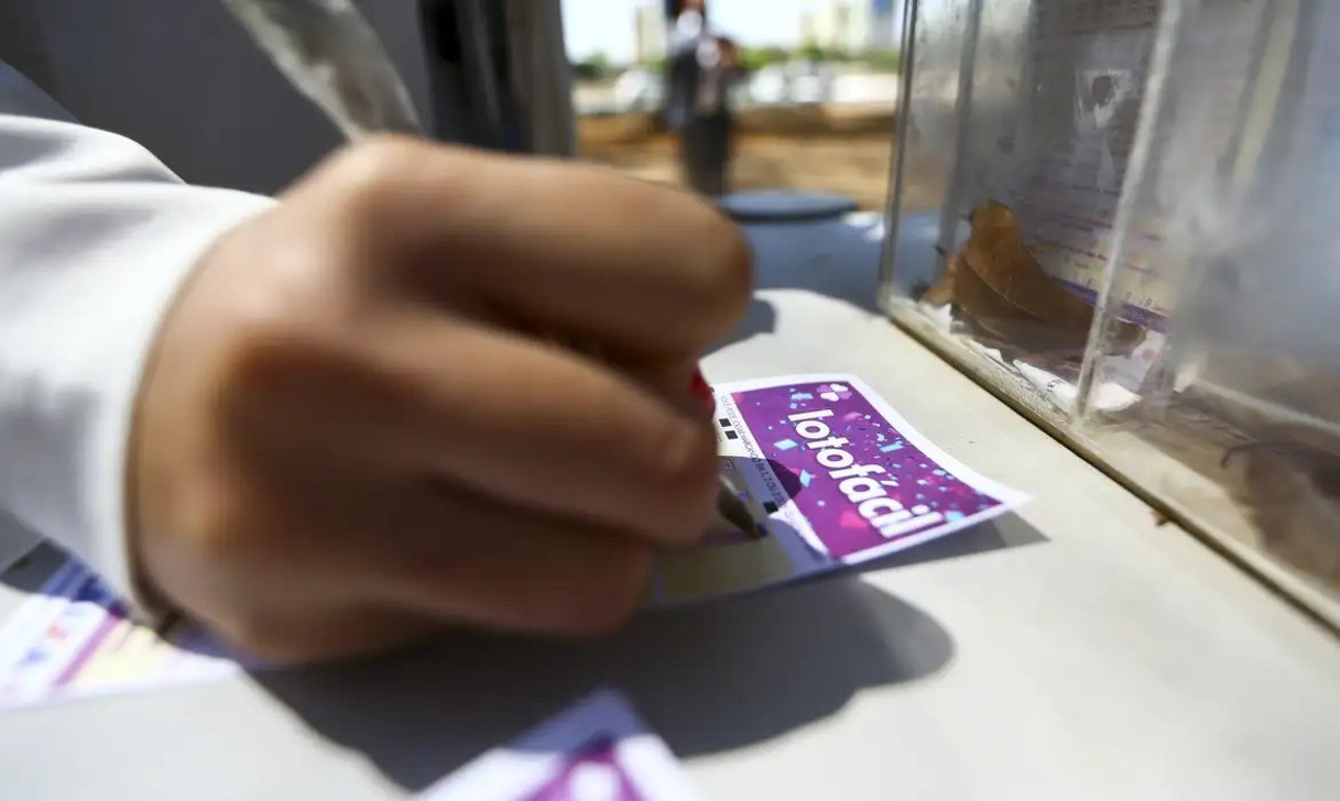 A aposta mínima com 15 números da Lotofácil custa R$ 3,50