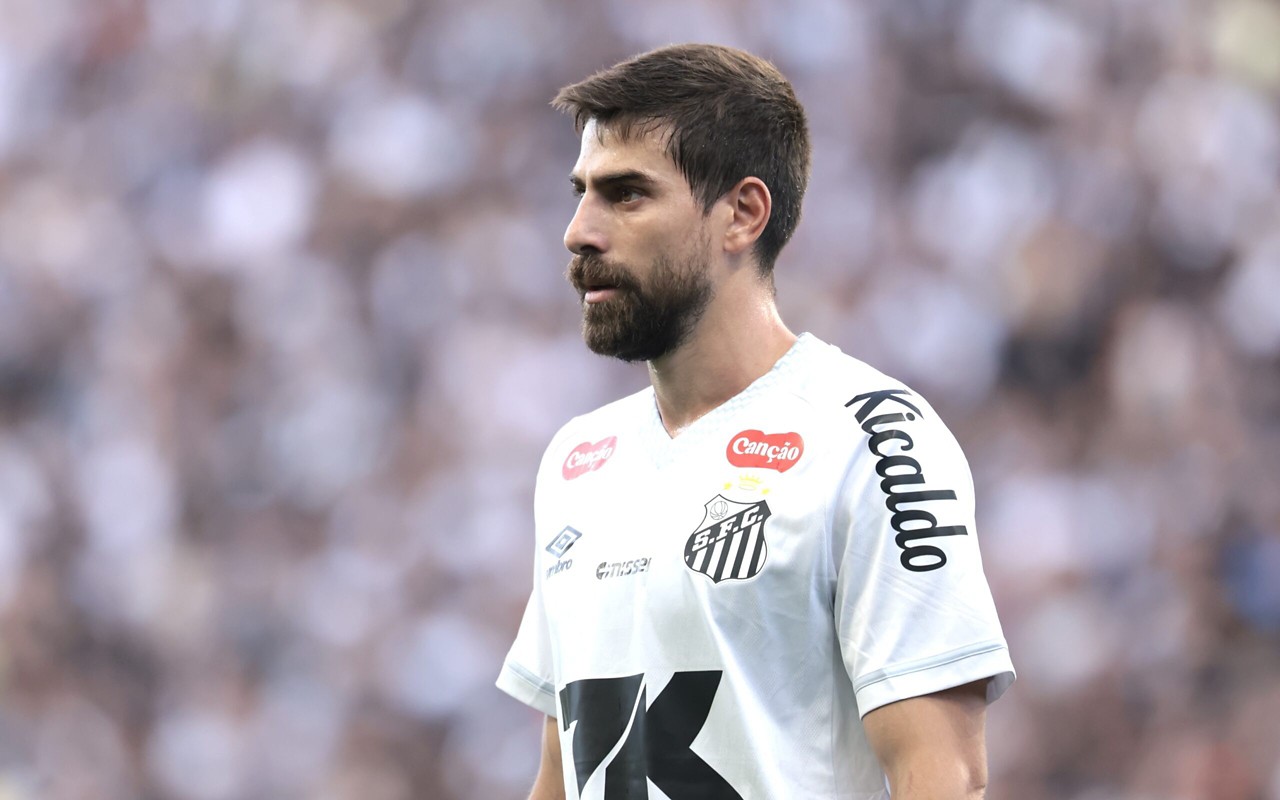 Luan Peres foi titular na derrota do Santos para o Corinthians por 1 a 0, na Neo Química Arena. (Foto: Marcello Zambrana/AGIF)