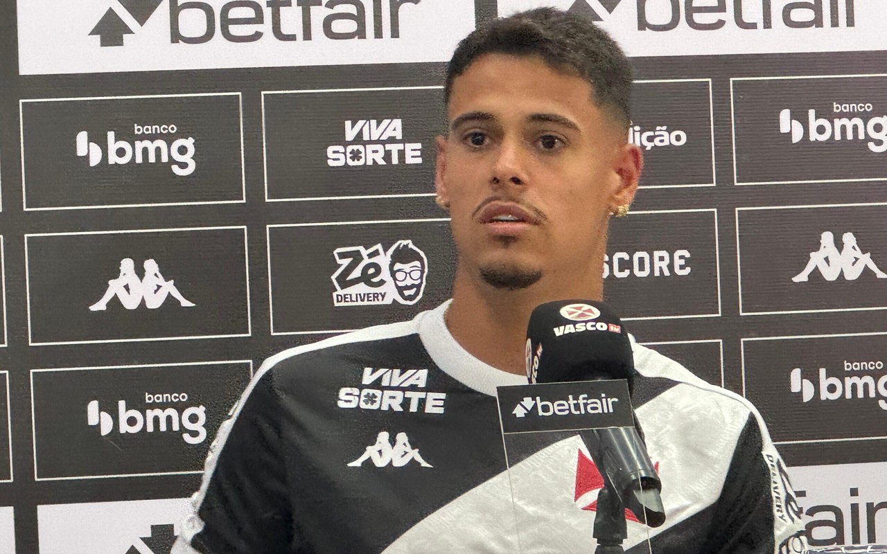 Lucas Freitas atua pelo lado esquerdo da zaga (Foto: Matheus Guimarães/Lance!)