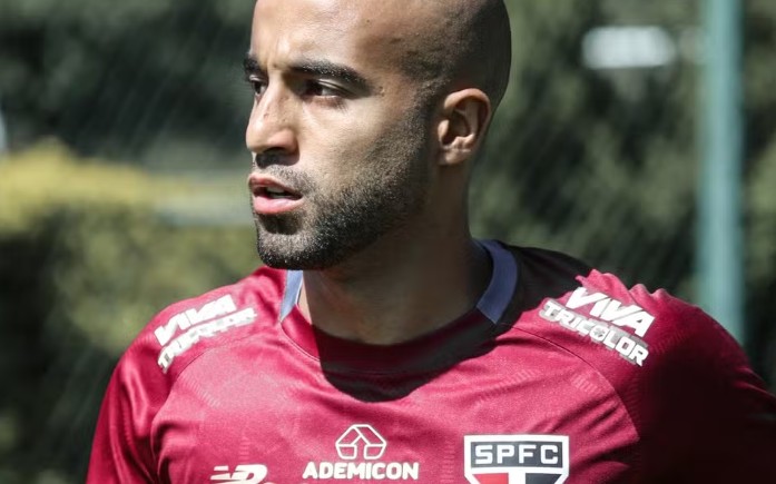 Lucas Moura treinou com os mais novos (Foto: Rubens Chiri/São Paulo FC)