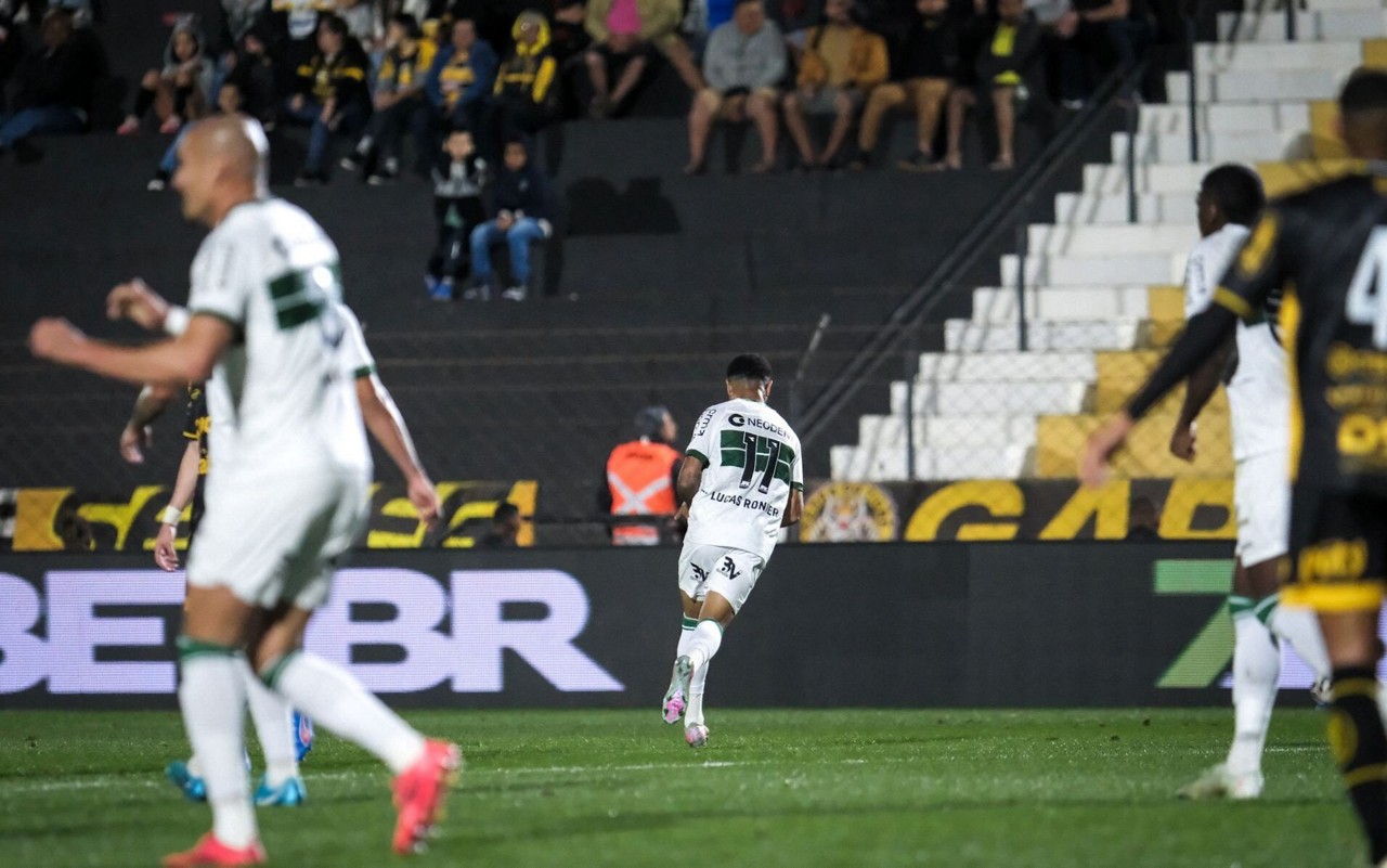 Lucas Ronier garantiu a vitória contra o Novorizontino. Foto: Gabriel Thá/Coritiba