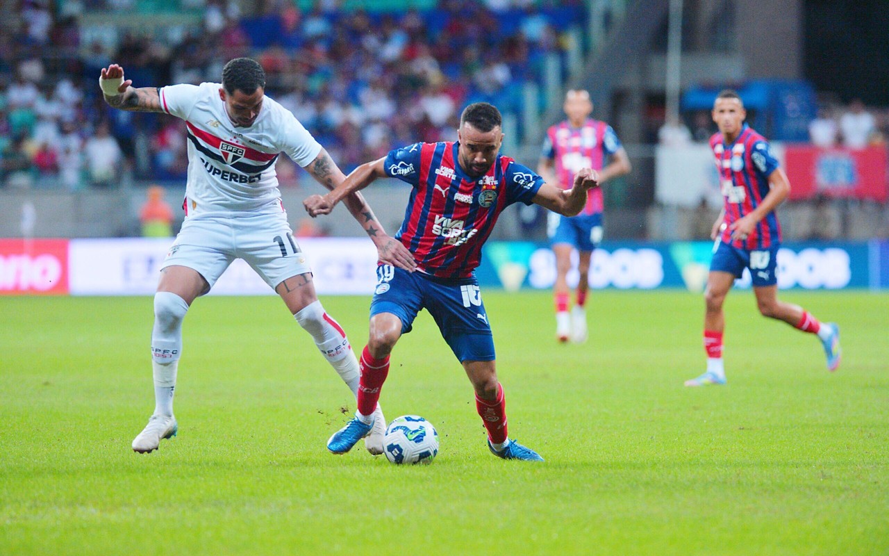 Luciano descontou para o São Paulo de pênalti (Foto: Walmir Cirne/AGIF)