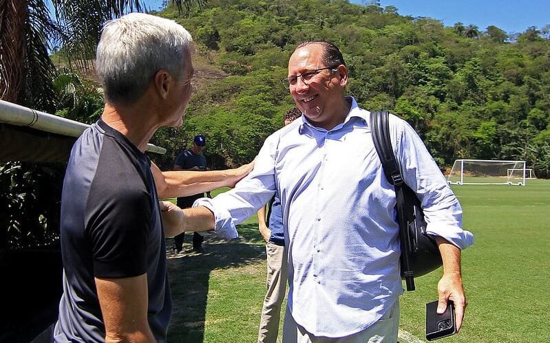 Luis Castro conversa com Textor em treino pelo Botafogo