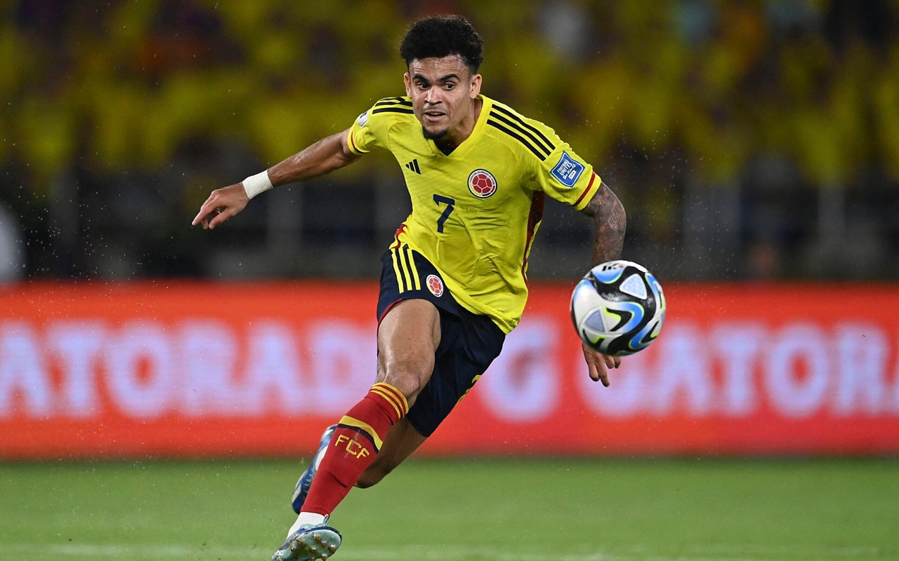 Luis Díaz em ação pela Colômbia (Foto: Juan BARRETO / AFP)