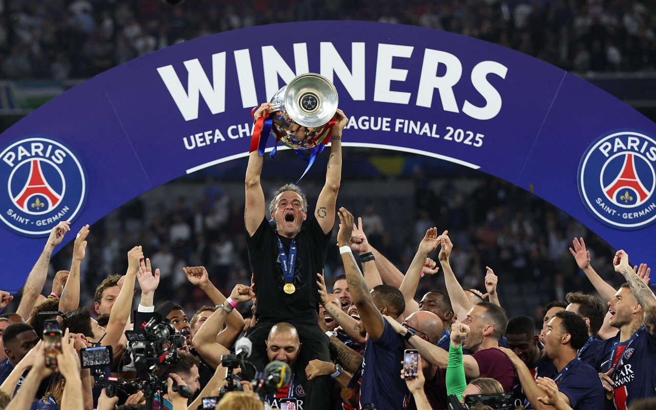Luis Enrique ergue o troféu da Champions League vencida pelo PSG (Foto: Franck Fife/AFP)