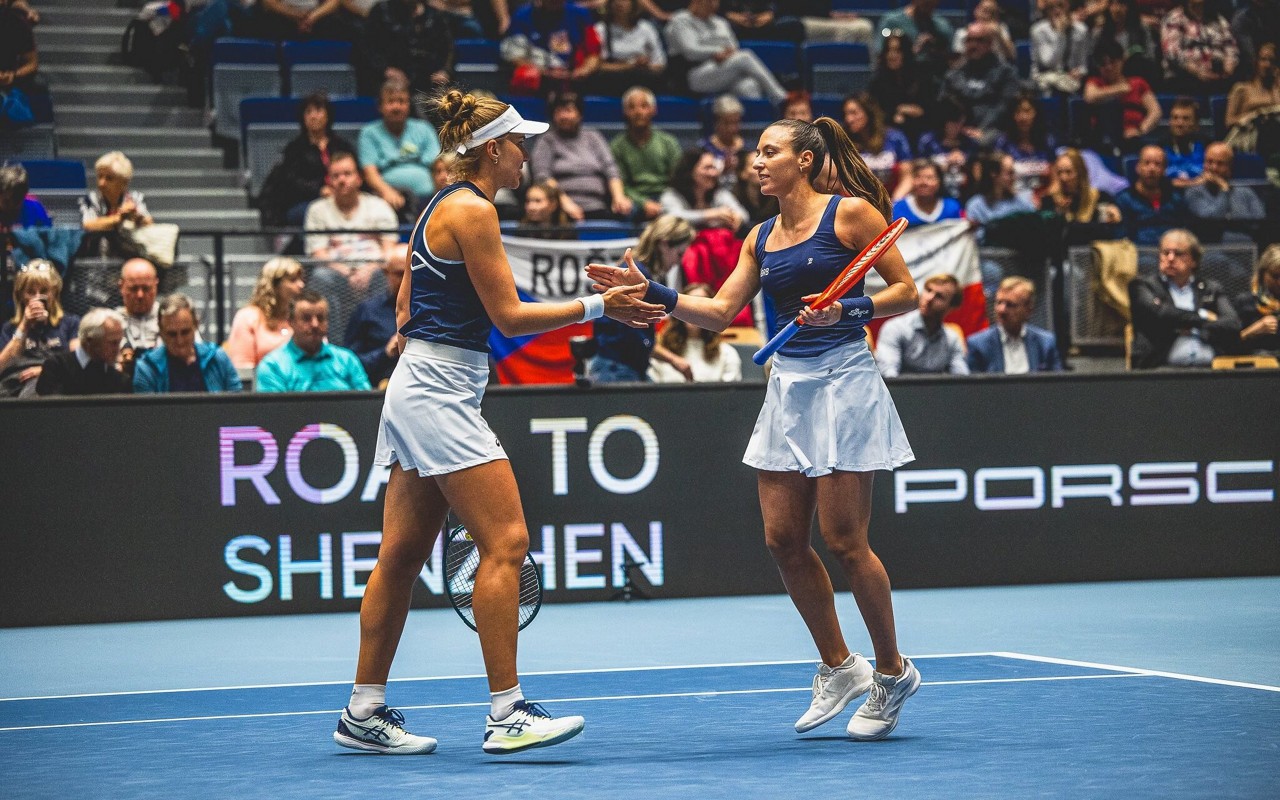 Bia Haddad (e) e Luisa Stefani na vitória nas duplas pela Billie Jean King Cup (Marcelo Leão/CBT)