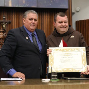 Em cerimônia na Câmara de Vereadores da capital mineira, padre Antônio Guerra recebeu título de Cidadão Honorário de Belo Horizonte