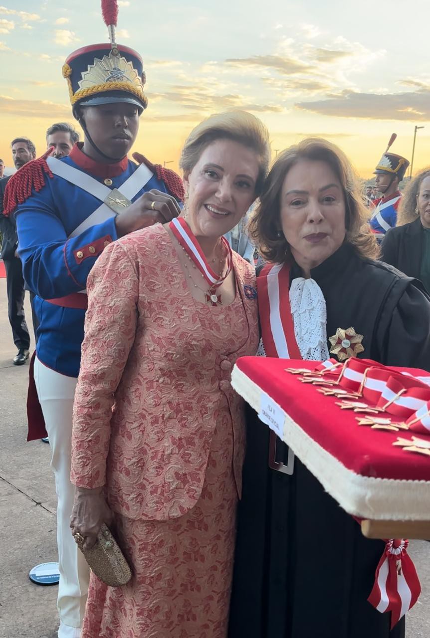 A presidente do TRT-MG foi condecorada pela Ministra do TST, Dora Maria da Costa