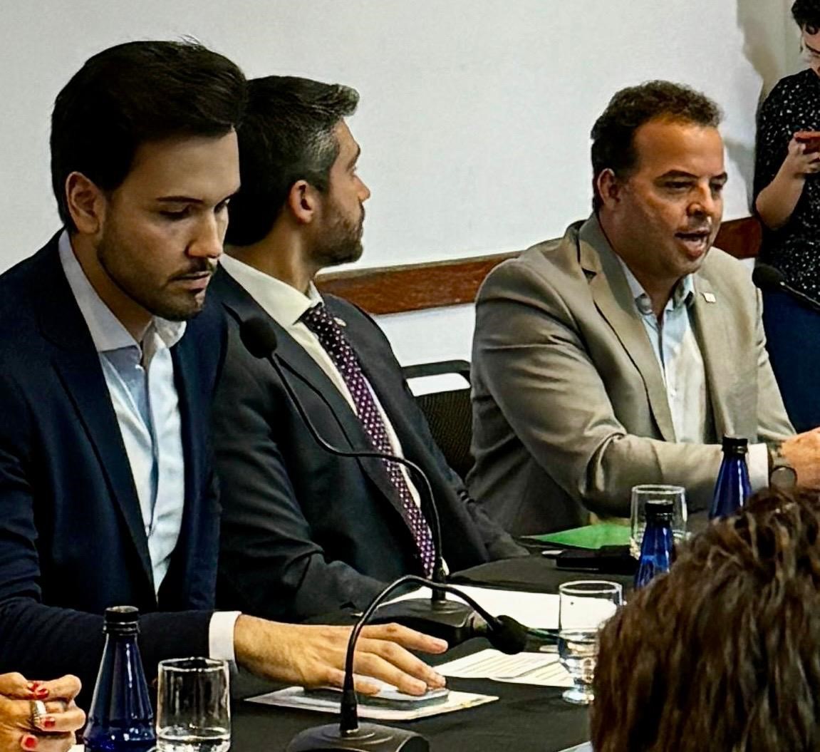 Secretário de Estado de Infraestrutura, Pedro Bruno Barros de Souza (à direita), propõe trem turístico em meio à precariedade da mobilidade em Minas