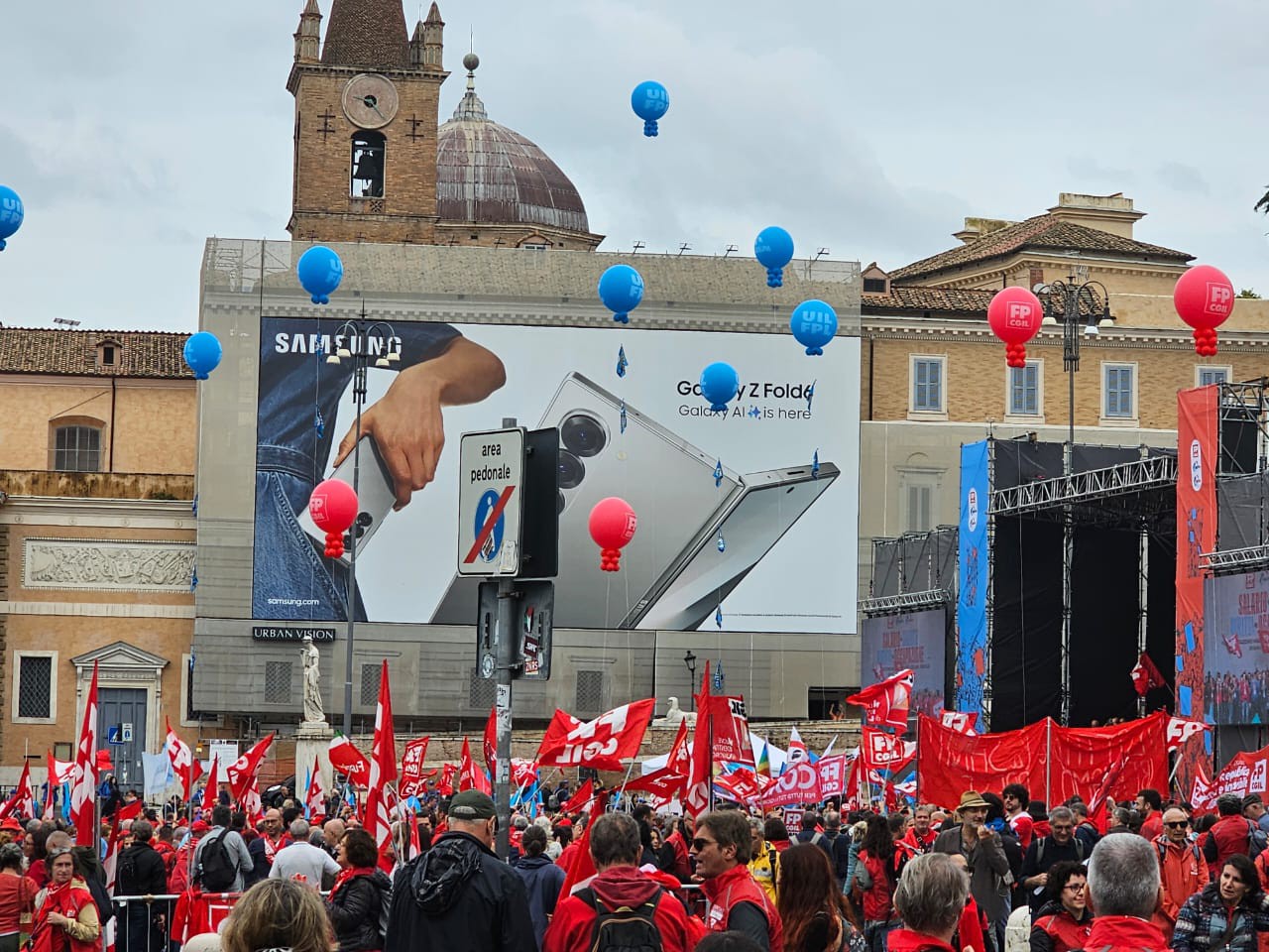 A Piazza del Popolo, em Roma, ficou tomada de manifestantes