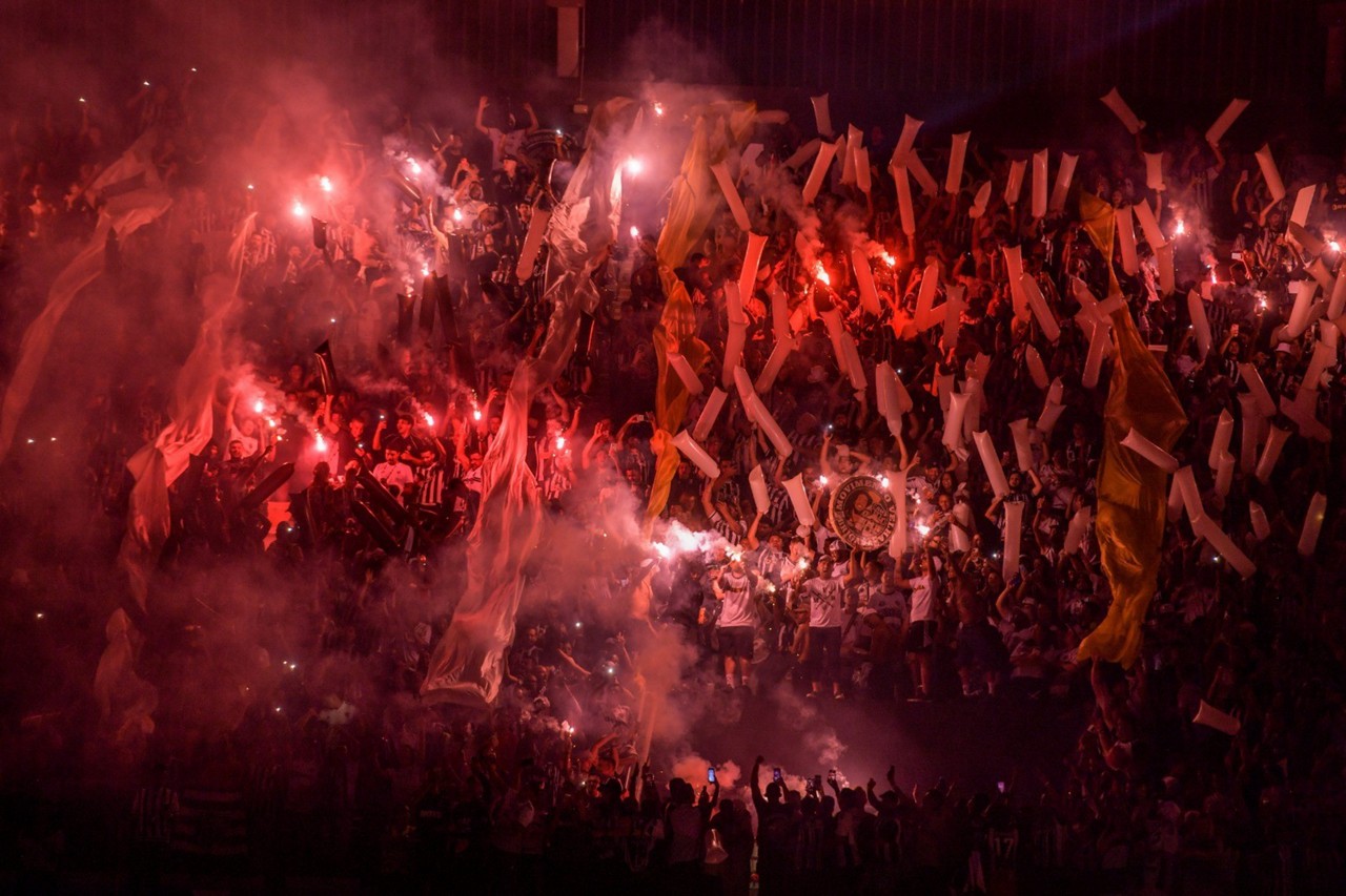 Sinalizadores durante a partida entre Atlético e River Plate, na Arena MRV, pela Libertadores, em Belo Horizonte