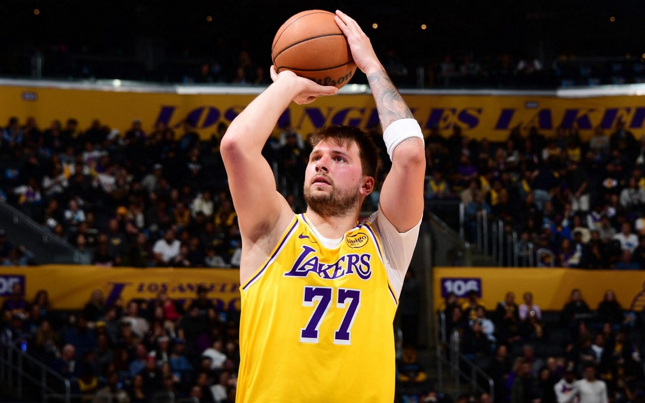 Luka Doncic durante lance livre em Lakers x Hornets (Foto: Adam Pantozzi/NBAE via Getty Images/AFP)