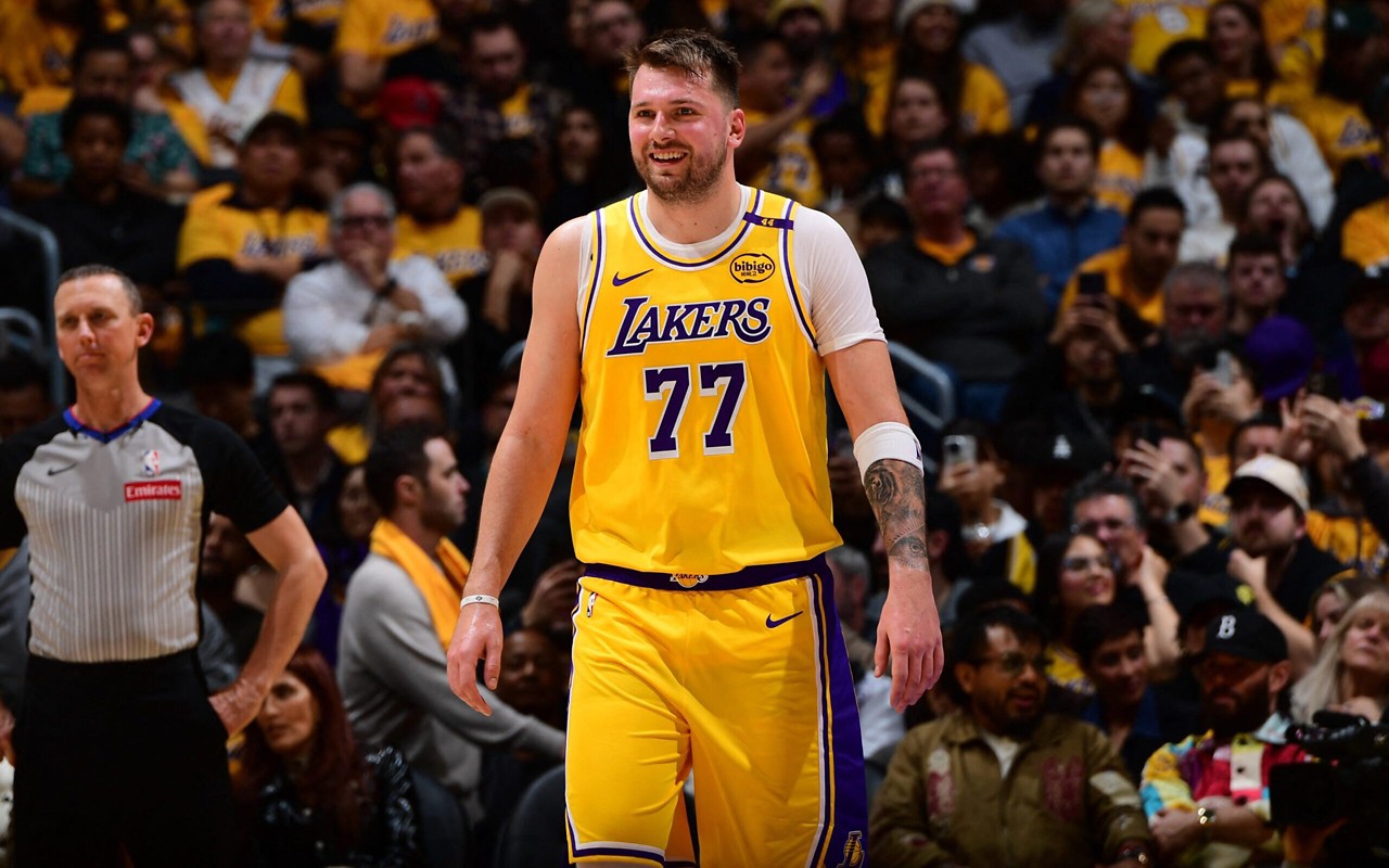 Luka Doncic em ação pelo Los Angeles Lakers (Foto: Adam Pantozzi / NBAE / AFP)