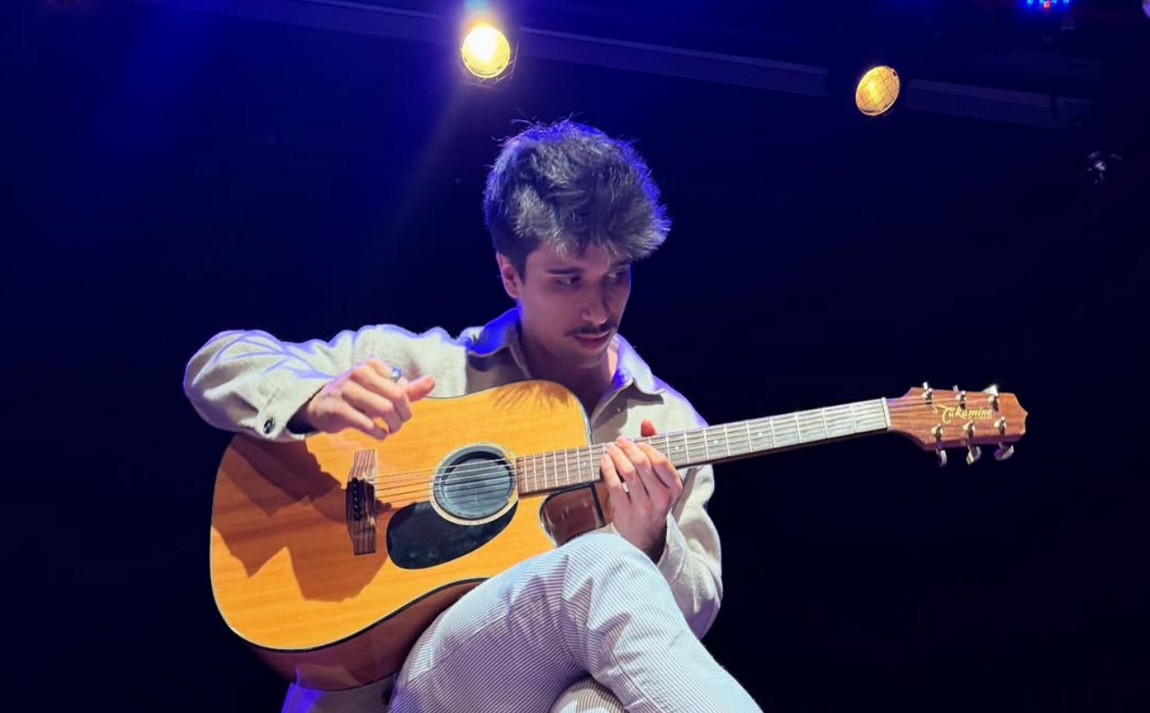 Nascido em Belo Horizonte, Gustavo Fraga é cantor, compositor e ator. Desde muito novo, gostou de transformar suas histórias em músicas. 
