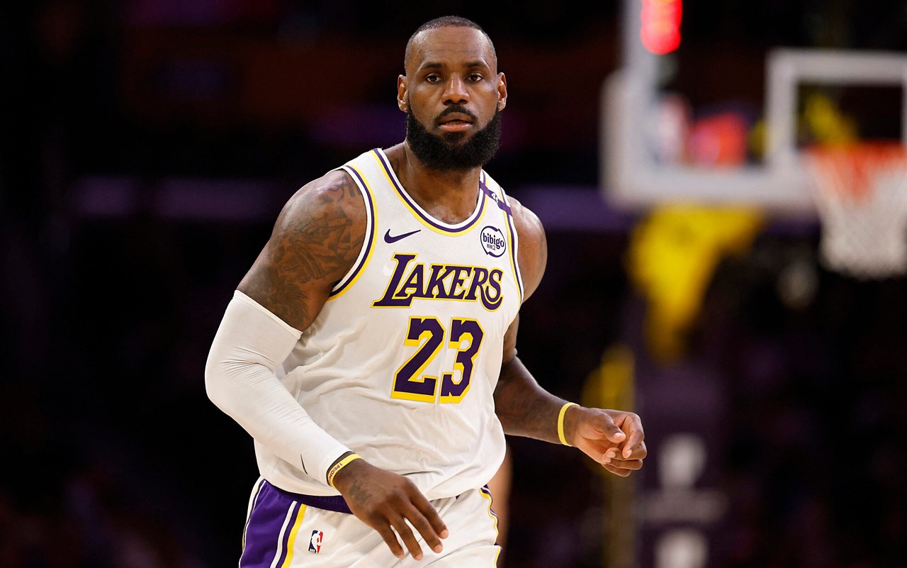 LeBron James é o maior pontuador da história dos playoffs da NBA, com mais de 8 mil pontos marcados. (Foto: Ronald Martinez/AFP)