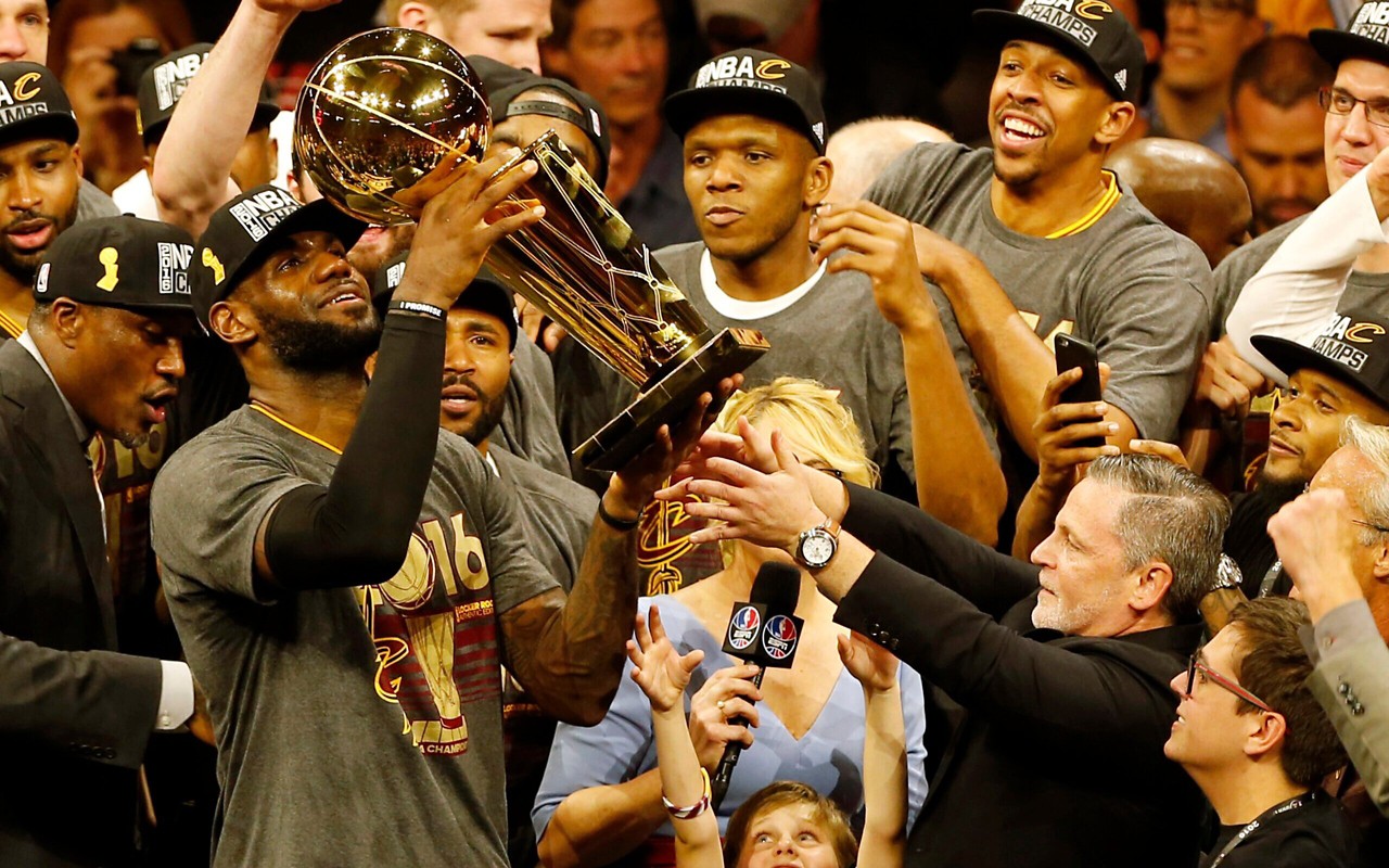 LeBron James liderou os Cavaliers na virada histórica sobre os Warriors nas Finais da NBA de 2016. (Foto: Beck Diefenbach/AFP)