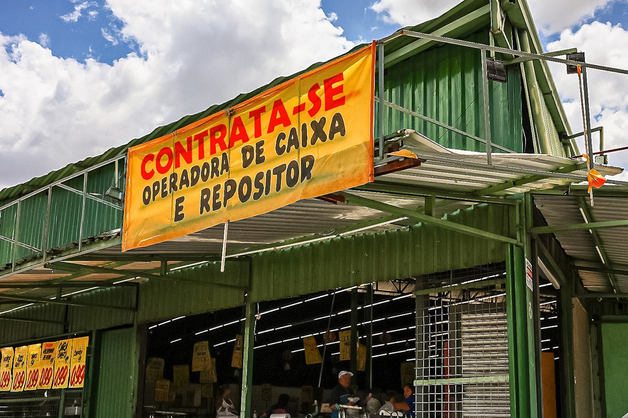 Podcast debate os desafios enfrentados por comerciantes para contratar funcionários
