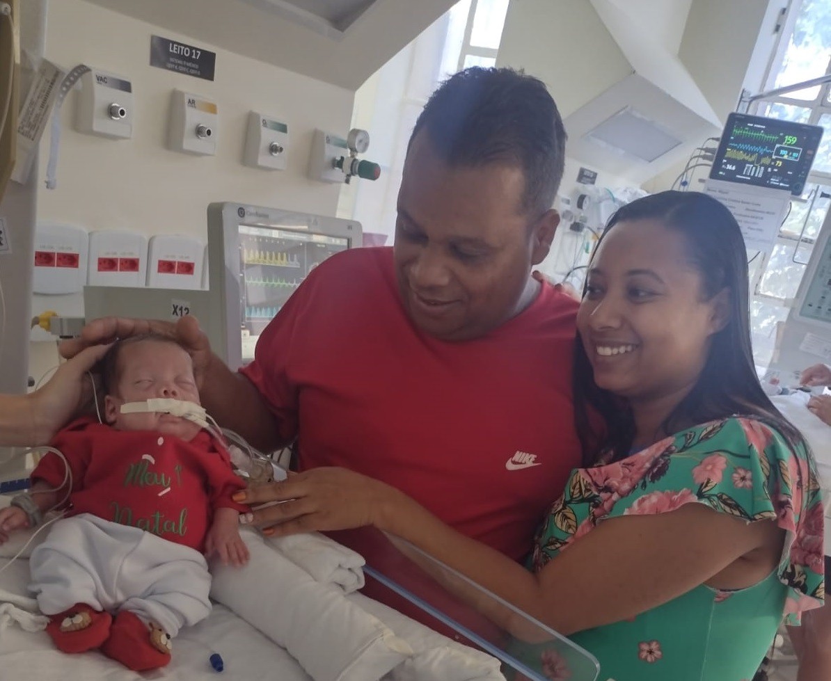 Gleiziane e seu marido, Cláudio, ao lado do filho Ronan, que ficou 8 meses internado na Maternidade Odete Valadares
