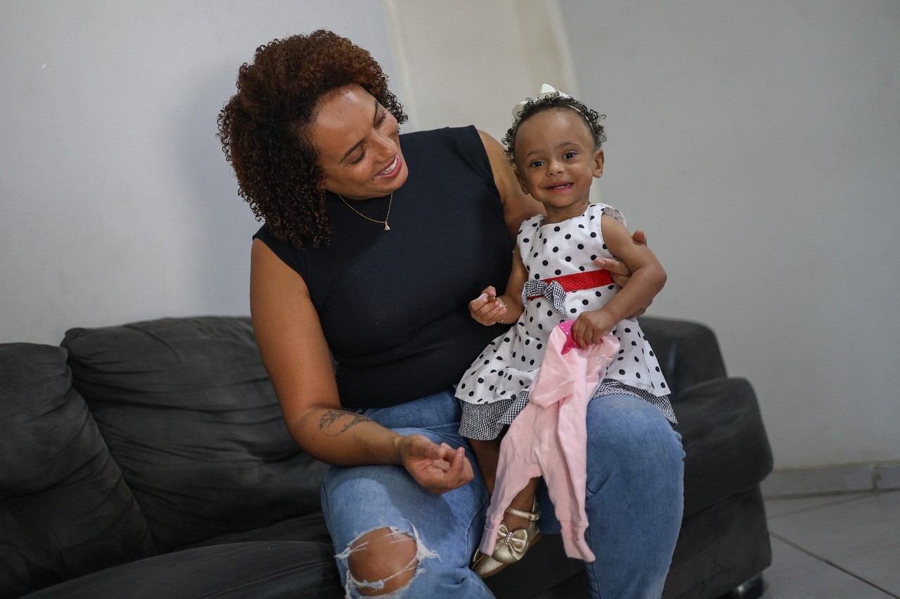 Liz e sua mãe, Bruna Estevão. A criança nasceu prematura extrema com 460 g e 29 cm 