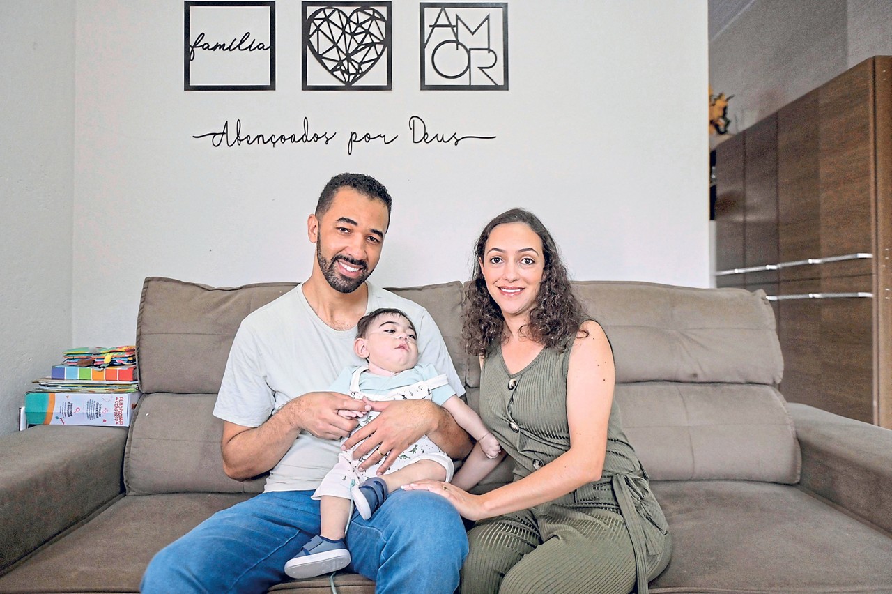 Jaqueline e Daniel levaram Luan para casa só depois de nove meses de internação
