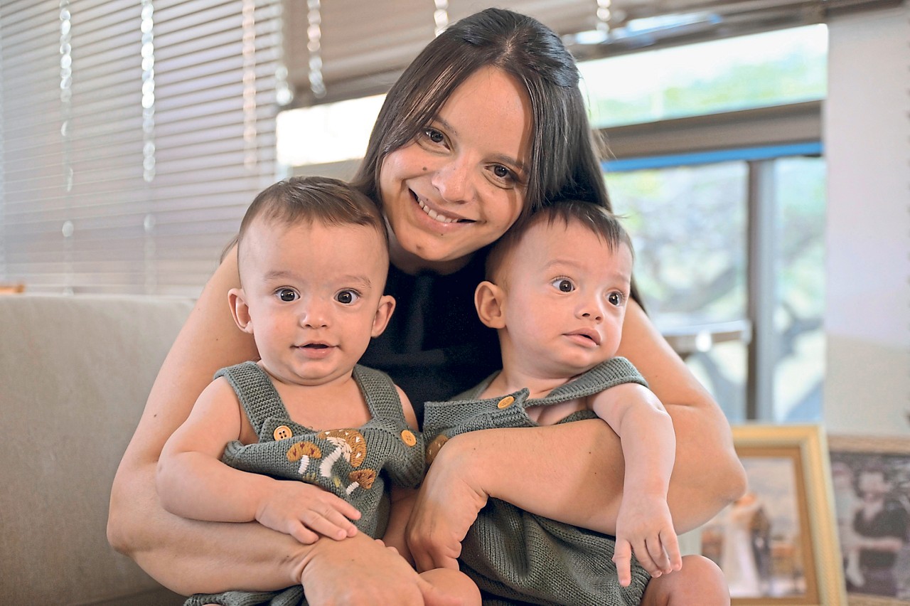 Ana Cecília e seus dois filhos, Bento e Francisco, que chegaram ao mundo na 34ª semana