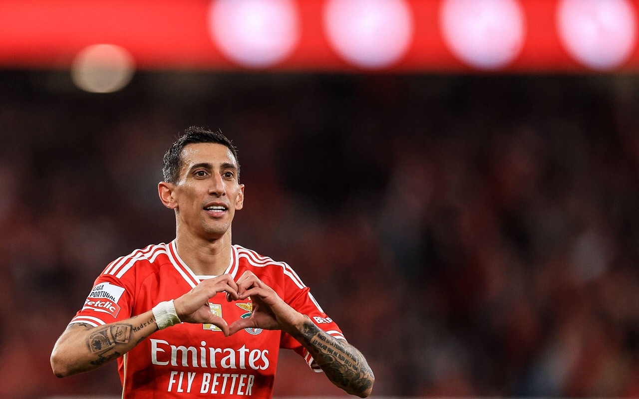 Craque argentino se lesiona em jogo da Champions League (Foto: AFP)
