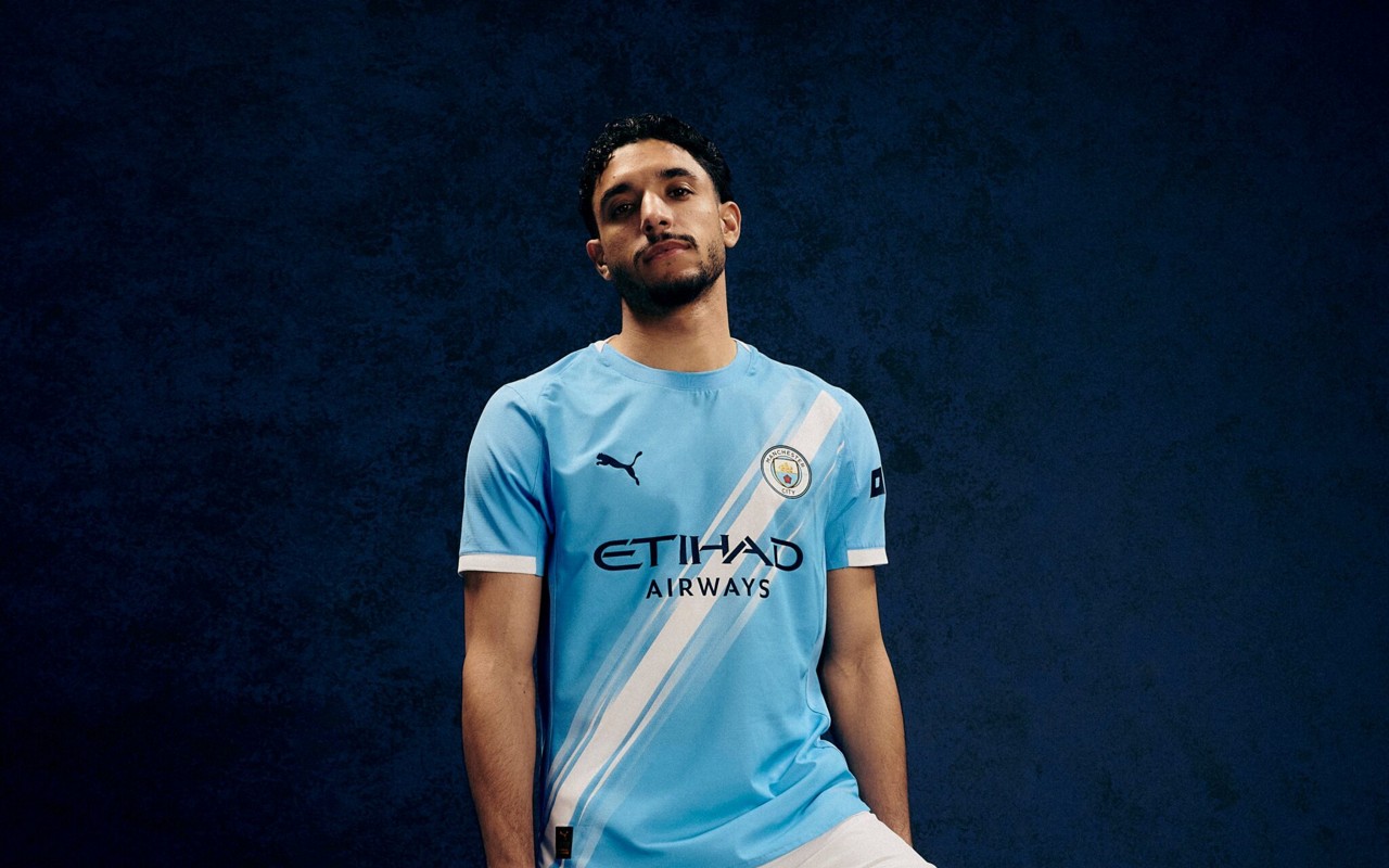 Marmoush com o novo uniforme do Manchester City (Foto: Reprodução/Man City)